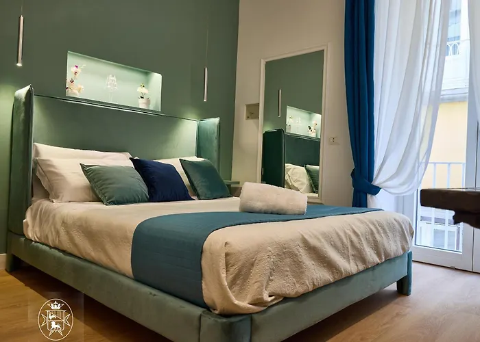 Vista Piazza Dei Martiri 4* Naples