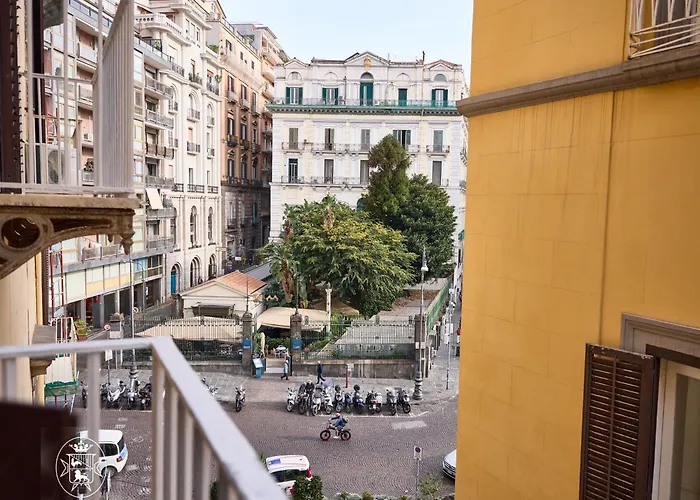 Vista Piazza Dei Martiri Bed and breakfast